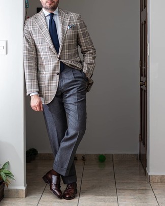 С чем носить серый пиджак в шотландскую клетку мужчине в теплую погоду: Серый пиджак в шотландскую клетку в паре с темно-серыми классическими брюками позволит создать модный классический образ. Что касается обуви, темно-коричневые кожаные монки с двумя ремешками — самый достойный вариант.