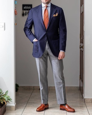 Какие классические брюки носить с табачными лоферами мужчине: Темно-синий пиджак и классические брюки позволят создать запоминающийся мужской образ. В этот лук легко интегрировать пару табачных лоферов.