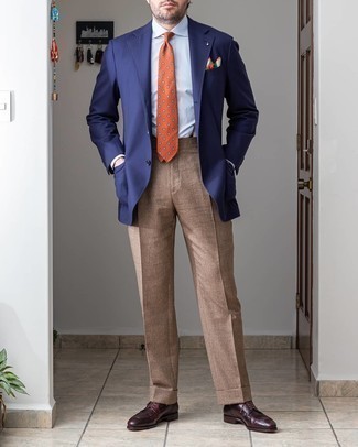 Как носить светло-коричневые классические брюки с темно-синим пиджаком мужчине: Темно-синий пиджак в сочетании со светло-коричневыми классическими брюками поможет примерить на себя изысканный мужской стиль. В этот ансамбль легко интегрировать пару темно-красных кожаных туфель дерби.