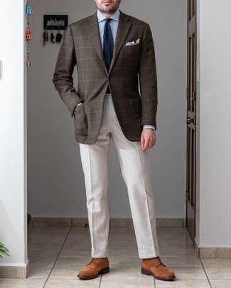 С чем носить темно-коричневый шерстяной пиджак мужчине: Темно-коричневый шерстяной пиджак и белые классические брюки — великолепный пример строгого мужского стиля. Закончи лук коричневыми замшевыми повседневными ботинками, если не хочешь, чтобы он получился слишком отполированным.