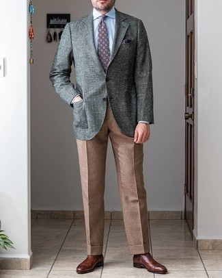 Как носить темно-зеленый шерстяной пиджак с светло-коричневыми классическими брюками мужчине: Комбо из темно-зеленого шерстяного пиджака и светло-коричневых классических брюк — хороший пример строгого делового стиля. Любители незаезженных вариантов могут завершить лук темно-коричневыми кожаными ботинками челси.
