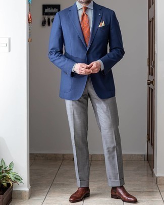 Как носить темно-синий пиджак с серыми классическими брюками в 30 лет мужчине весна: Тандем темно-синего пиджака и серых классических брюк выглядит очень эффектно и элегантно. Такой ансамбль несложно приспособить к повседневным реалиям, если надеть в сочетании с ним темно-коричневые кожаные ботинки челси. Без сомнений, подобный образ будет выглядеть с иголочки весной.