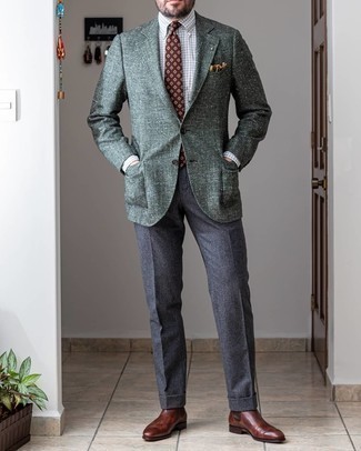 С чем носить темно-серые шерстяные классические брюки мужчине в теплую погоду: Любой парень будет выглядеть несравненно в темно-зеленом шерстяном пиджаке и темно-серых шерстяных классических брюках. Такой образ легко приспособить к повседневным реалиям, если завершить его темно-коричневыми кожаными ботинками челси.