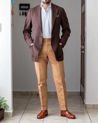 Как носить коричневый пиджак с коричневыми кожаными лоферами мужчине: Коричневый пиджак смотрится выигрышно в паре со светло-коричневыми классическими брюками. Вкупе с этим луком прекрасно выглядят коричневые кожаные лоферы.