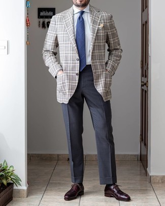 Какие пиджаки носить с бело-пурпурной классической рубашкой в 30 лет мужчине в деловом стиле: Дуэт пиджака и бело-пурпурной классической рубашки выглядит очень модно и элегантно. В тандеме с этим ансамблем органично будут выглядеть темно-красные кожаные туфли дерби.