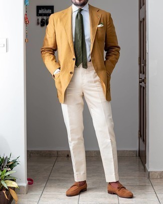 Какие классические брюки носить с темно-серой классической рубашкой мужчине: Комбо из темно-серой классической рубашки и классических брюк — чудесный пример строгого делового стиля. Этот лук выигрышно закончат коричневые замшевые лоферы.