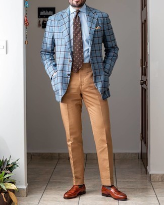 Какие классические брюки носить с табачными лоферами мужчине в теплую погоду: Голубой пиджак в шотландскую клетку в сочетании с классическими брюками поможет составить модный и элегантный образ. Табачные лоферы становятся замечательным дополнением к твоему луку.
