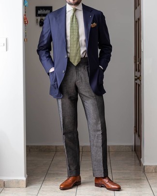 Модный лук: темно-синий пиджак, бело-коричневая классическая рубашка в вертикальную полоску, темно-серые льняные классические брюки, коричневые кожаные броги