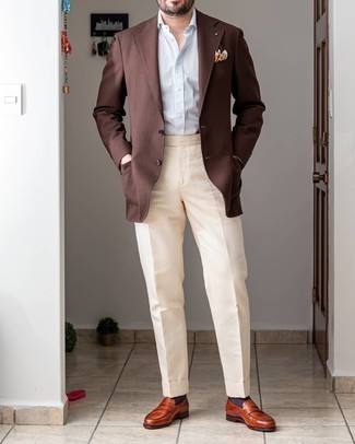 Как носить коричневый пиджак с коричневыми кожаными лоферами мужчине: Коричневый пиджак и бежевые классические брюки — отличный пример элегантного мужского стиля. В сочетании с этим образом наиболее выгодно выглядят коричневые кожаные лоферы.