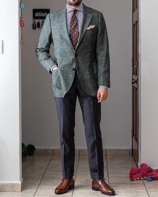 С чем носить табачный галстук в горошек мужчине осень в стиле смарт-кэжуал: Сочетание темно-зеленого пиджака и табачного галстука в горошек смотрится очень модно и элегантно. Любишь дерзкие решения? Заверши свой образ коричневыми кожаными ботинками дезертами. Разве это не идеальный образ в тоскливый осенний день?
