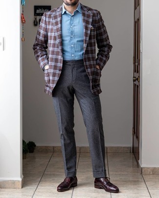 С чем носить коричневый пиджак в шотландскую клетку в 30 лет мужчине: Сочетание коричневого пиджака в шотландскую клетку и темно-серых шерстяных классических брюк поможет создать стильный и в то же время утонченный лук. Пара темно-красных кожаных туфель дерби отлично гармонирует с остальными элементами лука.