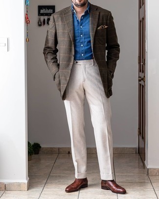 Как носить темно-коричневый пиджак с белыми классическими брюками мужчине: Для воплощения элегантного вечернего лука прекрасно подойдет темно-коричневый пиджак и белые классические брюки. Чтобы образ не получился слишком строгим, можно надеть темно-коричневые кожаные ботинки челси.