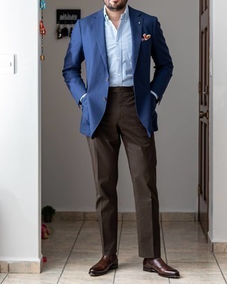 Какие классические рубашки носить с темно-сине-белым пиджаком мужчине: Несмотря на то, что это классический образ, тандем темно-сине-белого пиджака и классической рубашки является неизменным выбором стильных мужчин, пленяя при этом сердца представительниц прекрасного пола. Вкупе с этим луком удачно будут смотреться темно-коричневые кожаные ботинки челси.