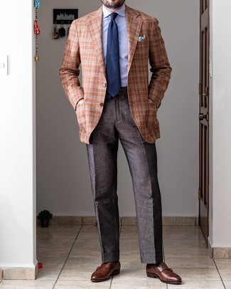 Как носить голубую классическую рубашку в вертикальную полоску с темно-коричневыми классическими брюками мужчине в деловом стиле: Голубая классическая рубашка в вертикальную полоску и темно-коричневые классические брюки позволят составить элегантный мужской образ. Вкупе с этим образом великолепно выглядят коричневые кожаные монки с двумя ремешками.