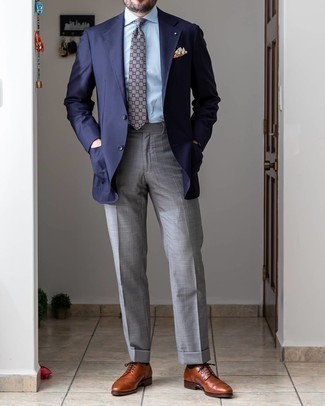 Как носить броги с классическими брюками: Комбо из темно-синего пиджака и классических брюк поможет составить модный и привлекательный образ. Дерзкие молодые люди дополнят ансамбль брогами.