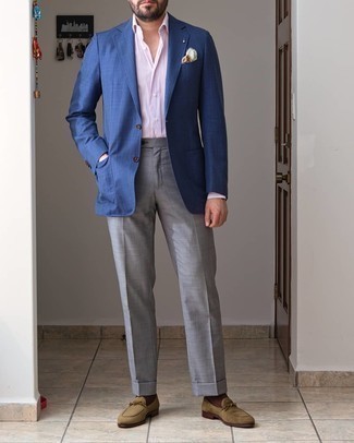 Как носить розовую классическую рубашку с синим пиджаком в 30 лет мужчине в деловом стиле: Если ты приписываешь себя к той редкой группе парней, способных разбираться в одежде, тебе подойдет ансамбль из синего пиджака и розовой классической рубашки. В сочетании с этим образом великолепно будут смотреться оливковые замшевые лоферы.