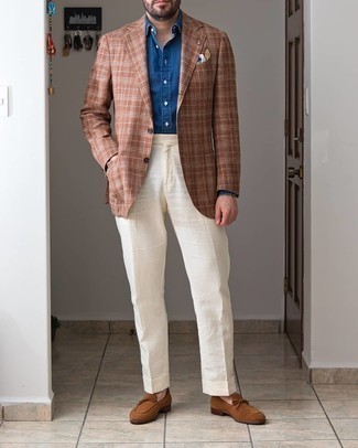 С чем носить темно-коричневые замшевые лоферы в 30 лет мужчине в деловом стиле: Коричневый пиджак в шотландскую клетку в сочетании с белыми классическими брюками поможет составить модный и в то же время элегантный ансамбль. Весьма недурно здесь смотрятся темно-коричневые замшевые лоферы.