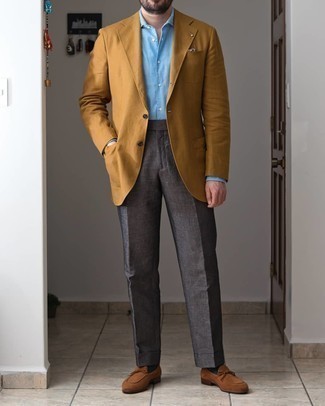 С чем носить коричневые лоферы в 30 лет мужчине в теплую погоду в деловом стиле: Ансамбль из табачного пиджака и темно-серых льняных классических брюк выглядит очень эффектно и элегантно. Весьма выигрышно здесь выглядят коричневые лоферы.