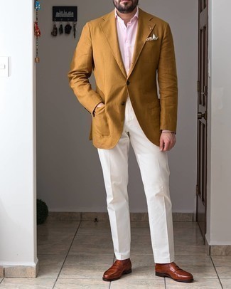 Как носить коричневый пиджак с розовой классической рубашкой мужчине в деловом стиле: Сочетание коричневого пиджака и розовой классической рубашки поможет создать выразительный мужской лук. Великолепно сюда подойдут коричневые кожаные лоферы.
