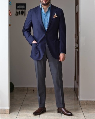 Как носить синий пиджак с серыми классическими брюками мужчине в деловом стиле: Сочетание синего пиджака и серых классических брюк поможет создать модный классический ансамбль. Любишь дерзкие сочетания? Можешь закончить свой лук темно-коричневыми кожаными ботинками челси.
