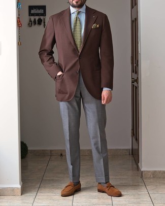 Какие классические брюки носить с коричневым пиджаком мужчине: Коричневый пиджак в паре с классическими брюками — прекрасный пример строгого делового стиля. В качестве дополнения к образу здесь напрашиваются коричневые замшевые лоферы.