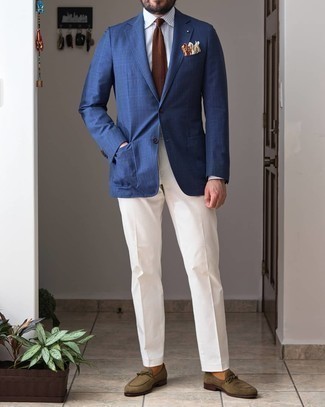 С чем носить темно-синий пиджак в шотландскую клетку мужчине в теплую погоду в деловом стиле: Для создания элегантного мужского вечернего лука идеально подойдет темно-синий пиджак в шотландскую клетку и белые классические брюки. В тандеме с этим образом наиболее выигрышно будут выглядеть оливковые замшевые лоферы.