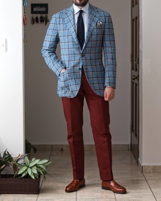 С чем носить коричневые лоферы в 30 лет мужчине в теплую погоду в деловом стиле: Голубой шерстяной пиджак в шотландскую клетку и темно-красные классические брюки — воплощение элегантного мужского стиля. Вместе с этим образом отлично будут выглядеть коричневые лоферы.