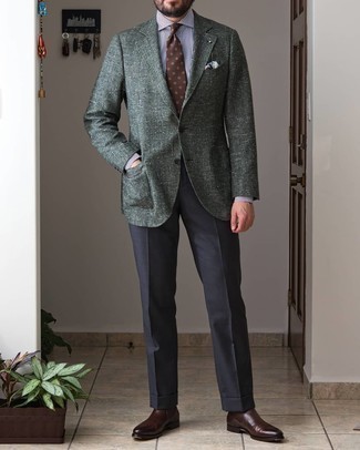 Как носить темно-зеленый шерстяной пиджак с темно-серыми классическими брюками в 30 лет мужчине: Несмотря на то, что это классический образ, ансамбль из темно-зеленого шерстяного пиджака и темно-серых классических брюк всегда будет нравиться стильным мужчинам, покоряя при этом сердца дамского пола. И почему бы не разнообразить лук с помощью темно-коричневых кожаных ботинок челси?