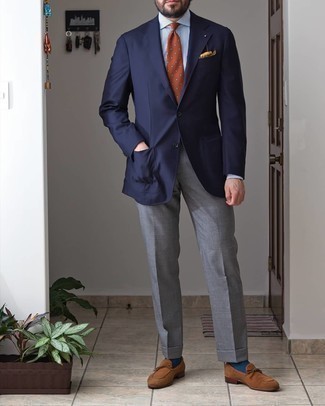 С чем носить коричневые замшевые лоферы в 30 лет мужчине в теплую погоду в деловом стиле: Темно-синий пиджак и серые классические брюки — прекрасный пример изысканного мужского стиля в одежде. Пара коричневых замшевых лоферов свяжет образ воедино.