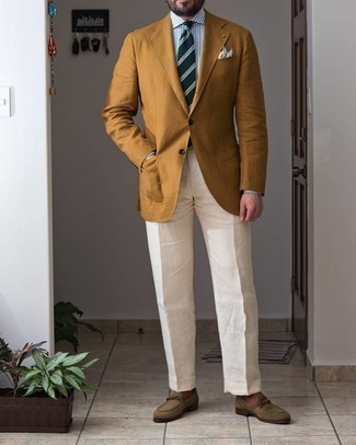 Модный лук: желтый пиджак, серая классическая рубашка в вертикальную полоску, белые классические брюки, оливковые замшевые лоферы