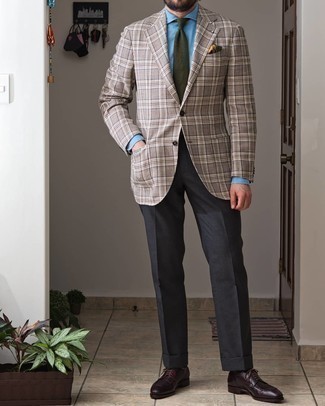 Модный лук: серый пиджак в шотландскую клетку, голубая классическая рубашка из шамбре, темно-серые классические брюки, темно-красные кожаные туфли дерби