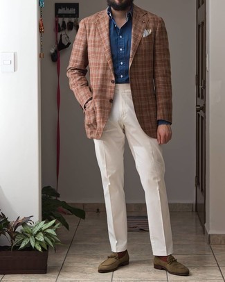 С чем носить темно-бирюзовые замшевые лоферы в 30 лет мужчине весна: Коричневый шерстяной пиджак в шотландскую клетку и белые классические брюки — хороший пример строгого мужского стиля. В этот ансамбль очень просто интегрировать пару темно-бирюзовых замшевых лоферов. С такой одеждой в своем гардеробе, ты всегда будешь выглядеть с иголочки, прямо как того просит погожая весенняя погода.