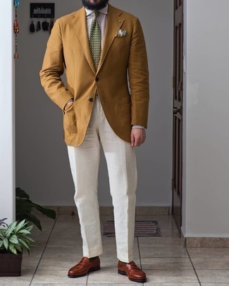 Как носить белые классические брюки с коричневыми кожаными лоферами мужчине лето: Желтый пиджак в сочетании с белыми классическими брюками поможет создать модный и привлекательный ансамбль. Вкупе с этим ансамблем гармонично смотрятся коричневые кожаные лоферы. Подобное сочетание даст комфорт в знойную погоду и уверенность в том, что ты выглядишь отменно.