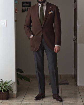 Как носить темно-коричневый пиджак с серыми классическими брюками мужчине: Комбо из темно-коричневого пиджака и серых классических брюк — замечательный пример делового городского стиля. Очень по моде здесь выглядят темно-красные кожаные туфли дерби.