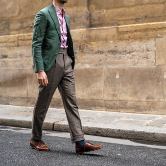 С чем носить классические брюки в клетку в 30 лет мужчине в теплую погоду в деловом стиле: Темно-зеленый пиджак и классические брюки в клетку помогут составить элегантный мужской лук. В паре с этим образом наиболее выгодно выглядят коричневые кожаные туфли дерби.
