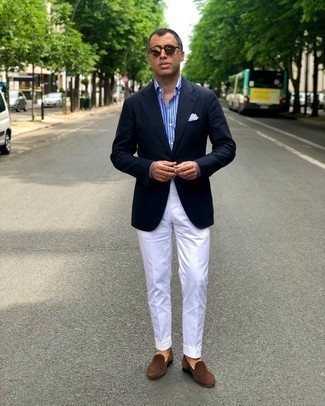 С чем носить синюю классическую рубашку в вертикальную полоску в 30 лет мужчине лето в деловом стиле: Тандем синей классической рубашки в вертикальную полоску и белых классических брюк выглядит очень привлекательно и элегантно. В сочетании с этим образом выгодно смотрятся темно-коричневые замшевые лоферы. Не стоит сбрасывать со счетов такой лук, особенно в знойный летний день.