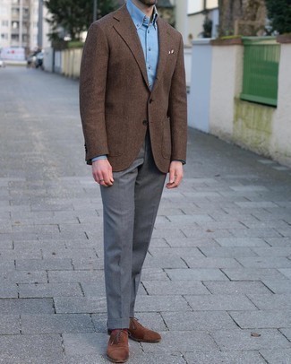 С чем носить темно-коричневые замшевые оксфорды в 30 лет: Темно-коричневый шерстяной пиджак с узором "в ёлочку" и серые классические брюки — необходимые вещи в строгом мужском гардеробе. Любители экспериментов могут завершить ансамбль темно-коричневыми замшевыми оксфордами, тем самым добавив в него толику изысканности.