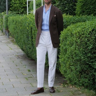 С чем носить темно-коричневый пиджак мужчине: Темно-коричневый пиджак и белые классические брюки — чудесный пример изысканного мужского стиля. В сочетании с этим ансамблем наиболее уместно смотрятся темно-коричневые кожаные лоферы.