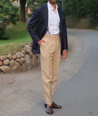 Как носить синий пиджак с светло-коричневыми классическими брюками мужчине: Синий пиджак в сочетании со светло-коричневыми классическими брюками — образец делового городского стиля. В тандеме с этим ансамблем наиболее уместно смотрятся темно-коричневые кожаные лоферы.