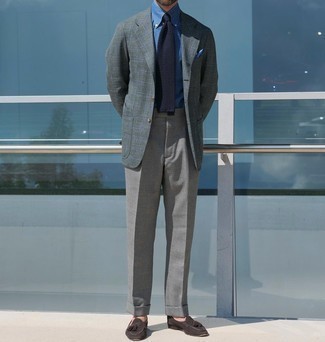 С чем носить темно-бирюзовый шерстяной пиджак в шотландскую клетку мужчине в теплую погоду: Темно-бирюзовый шерстяной пиджак в шотландскую клетку в сочетании с серыми классическими брюками позволит исполнить элегантный мужской стиль. Темно-коричневые замшевые лоферы с кисточками идеально дополнят этот лук.