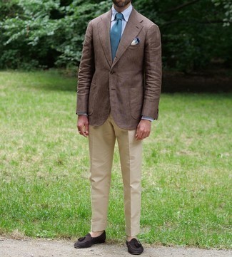 С чем носить бирюзовый галстук в 30 лет мужчине лето: Коричневый пиджак в сочетании с бирюзовым галстуком позволит создать стильный классический лук. Вместе с этим луком стильно будут смотреться темно-коричневые замшевые лоферы с кисточками. Подобное сочетание будет твоим спасением, если на улице невыносимо душно.