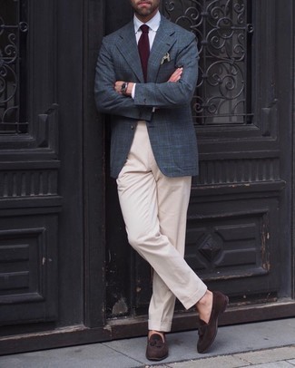 Какие классические брюки носить с темно-серым пиджаком в 30 лет мужчине в теплую погоду: Несмотря на то, что этот лук кажется довольно-таки консервативным, дуэт темно-серого пиджака и классических брюк является неизменным выбором стильных мужчин, покоряя при этом дамские сердца. В сочетании с этим луком наиболее выигрышно будут смотреться темно-коричневые замшевые лоферы с кисточками.
