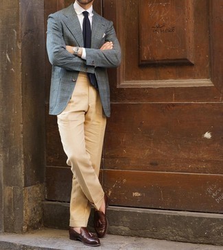 С чем носить темно-зеленый шерстяной пиджак в шотландскую клетку в 30 лет мужчине в деловом стиле: Несмотря на то, что этот образ достаточно классический, образ из темно-зеленого шерстяного пиджака в шотландскую клетку и светло-коричневых классических брюк является постоянным выбором стильных мужчин, неминуемо покоряя при этом дамские сердца. Темно-коричневые кожаные лоферы с кисточками станут замечательным завершением твоего образа.