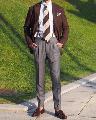 Как носить коричневый пиджак с коричневыми кожаными лоферами мужчине: Сочетание коричневого пиджака и серых классических брюк поможет воплотить строгий деловой стиль. Говоря об обуви, можно дополнить образ коричневыми кожаными лоферами.