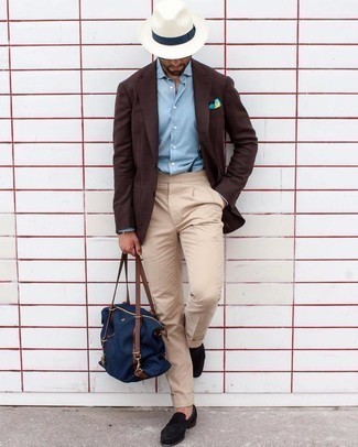 С чем носить темно-коричневый пиджак в 30 лет мужчине весна: Темно-коричневый пиджак и бежевые классические брюки — беспроигрышный выбор для светского мероприятия. Весьма кстати здесь будут выглядеть черные замшевые лоферы. Когда приходит теплая весенняя пора, молодым людям хочется выглядеть модно, излучать успех и уверенность в себе и привлекать внимание прекрасных девушек. Подобный образ точно поможет достичь именно этого.
