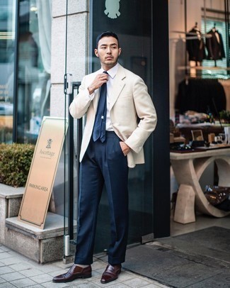 Как носить классические брюки с оксфордами в теплую погоду в деловом стиле: Бежевый пиджак смотрится великолепно в сочетании с классическими брюками. Пара оксфордов свяжет образ воедино.