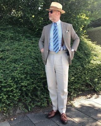 С чем носить голубой галстук в горизонтальную полоску мужчине в деловом стиле: Светло-коричневый пиджак в паре с голубым галстуком в горизонтальную полоску поможет создать стильный и мужественный лук. В этот образ легко интегрировать коричневые кожаные лоферы с кисточками.