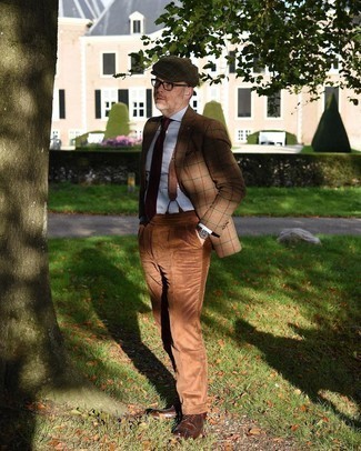 С чем носить серую кепку в шотландскую клетку за 40 лет мужчине в деловом стиле: Светло-коричневый шерстяной пиджак в шотландскую клетку и серая кепка в шотландскую клетку — великолепная формула для создания приятного и простого ансамбля. Разбавить лук и добавить в него чуточку классики помогут темно-коричневые кожаные броги.