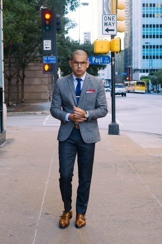 С чем носить темно-синий галстук в клетку мужчине в деловом стиле: Серый шерстяной пиджак и темно-синий галстук в клетку — отличный пример изысканного мужского стиля. В паре с этим луком наиболее удачно выглядят коричневые кожаные монки с двумя ремешками.
