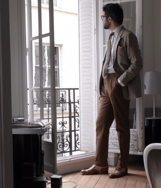 С чем носить коричневый пиджак мужчине в теплую погоду: Коричневый пиджак и коричневые классические брюки помогут создать утонченный мужской образ. Коричневые кожаные броги помогут сделать ансамбль менее официальным.